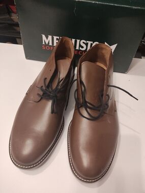 Mephisto Men’s Brown Leather Chukka Boots with Black Laces